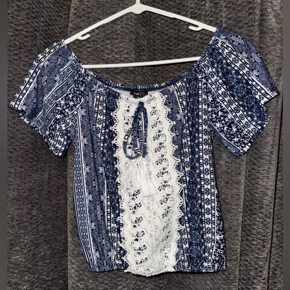 Women’s XS Rue 21 Of The Shoulder Tee